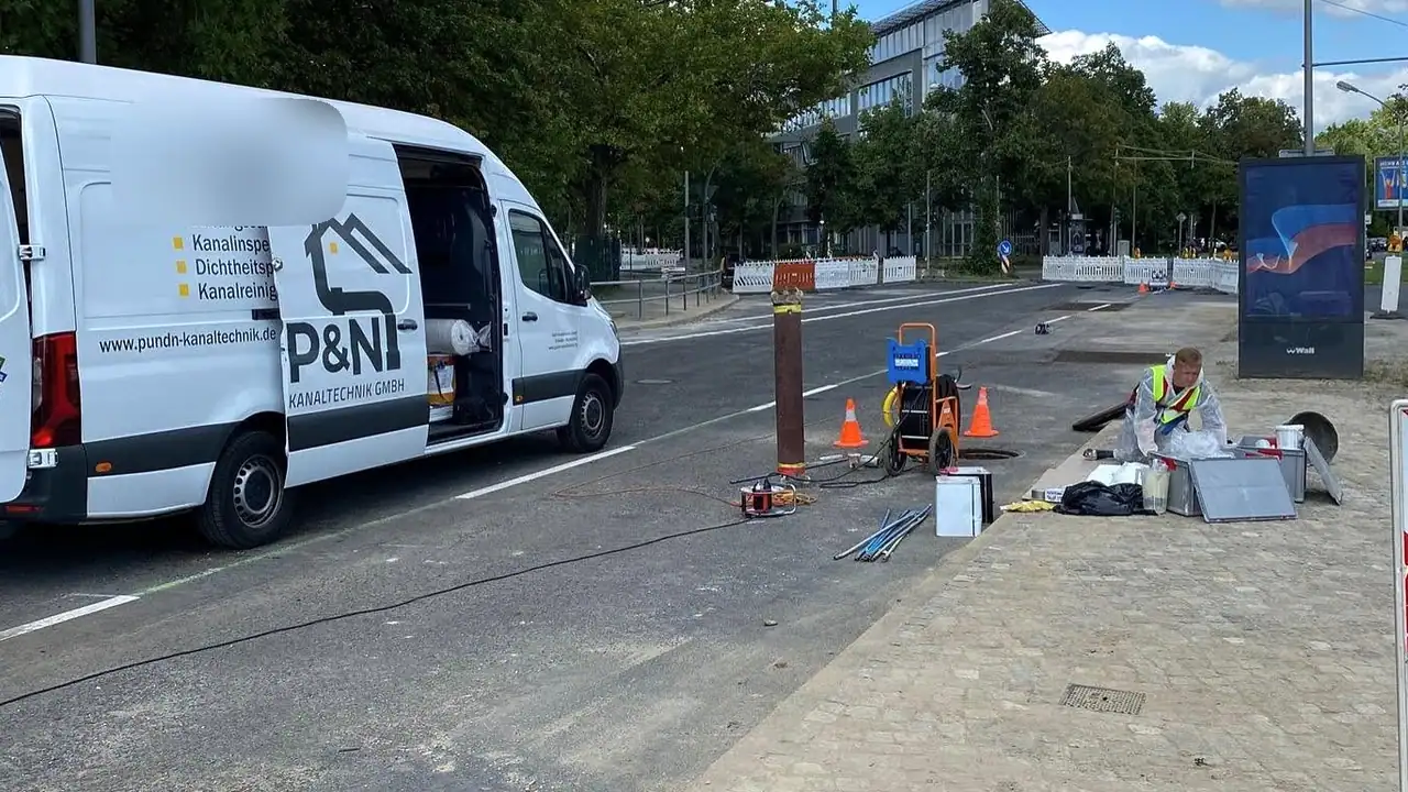 Transporter des Partnerbetriebs P&N Kanaltechnik an einer Baustelle mit geöffnetem Schacht