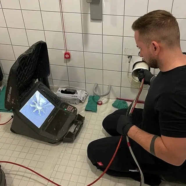 Kamerainspektion des Partnerbetriebs in einem Sanitärraum