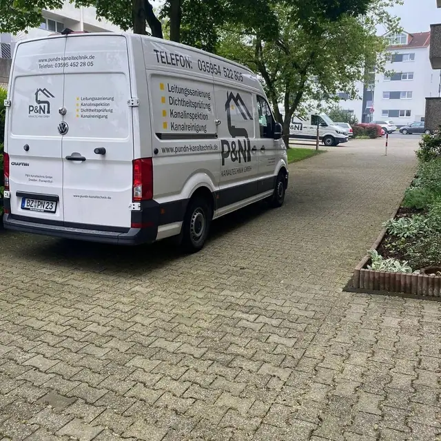 Fahrzeug des Partnerbetriebs P&N Kanaltechnik in einer Wohnanlage geparkt