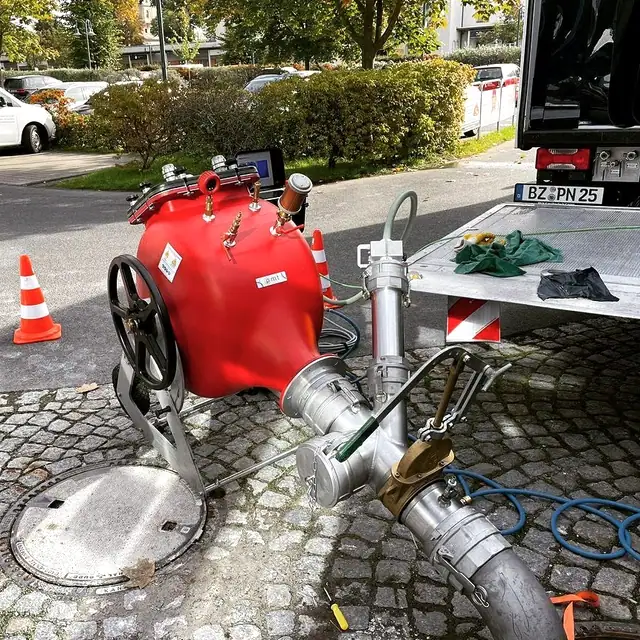 Technik des Partnerbetriebs am Schacht für den Schlaucheinbau