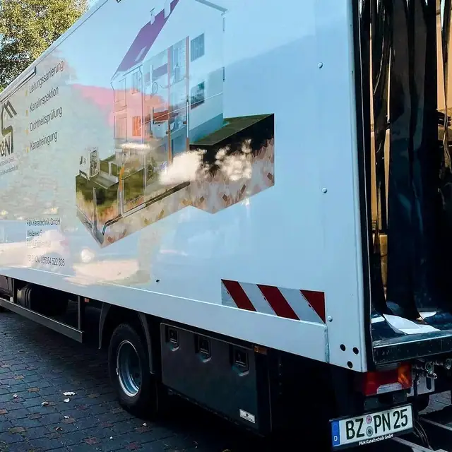 Fahrzeug des Partnerbetriebs P&N Kanaltechnik auf einer Baustelle