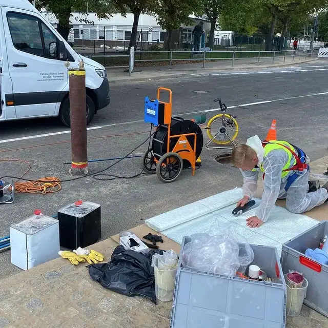 Liner-Zuschnitt am offenen Transporter des Partnerbetriebs
